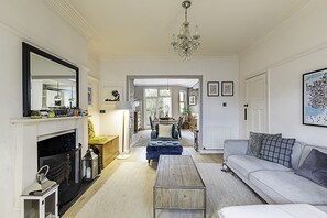 Living area - Gorgeous 4-bed Home With a Fireplace and Terrace (London)