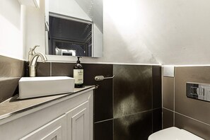 Bathroom - Gorgeous 4-bed Home With a Fireplace and Terrace (London)