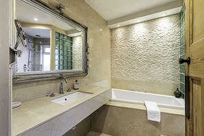 Basic House | Bathroom - Gorgeous 4-bed Home With a Fireplace and Terrace (London)