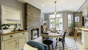 Basic House | Dining - Gorgeous 4-bed Home With a Fireplace and Terrace (London)