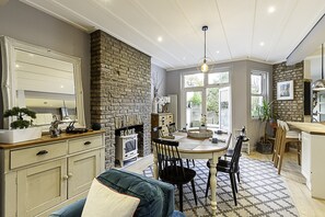 Basic House | Dining - Gorgeous 4-bed Home With a Fireplace and Terrace (London)