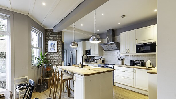 Basic House | Private kitchen | Fridge, microwave, oven, stovetop - Gorgeous 4-bed Home With a Fireplace and Terrace (London)