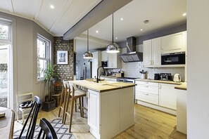 Casa básica | Cocina privada | Refrigerador, microondas, horno y parrilla de estufa 