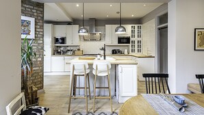 Basic House | Private kitchen | Fridge, microwave, oven, stovetop - Gorgeous 4-bed Home With a Fireplace and Terrace (London)