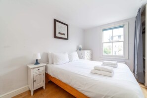 Apartamento básico | 2 quartos, ferros/tábuas de passar roupa, roupa de cama