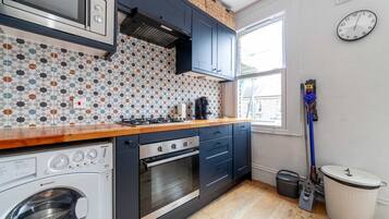 Departamento básico | Cocina privada | Refrigerador, microondas, horno y parrilla de estufa