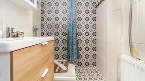 Basic Apartment | Bathroom - Colourful Notting Hill Home (London)