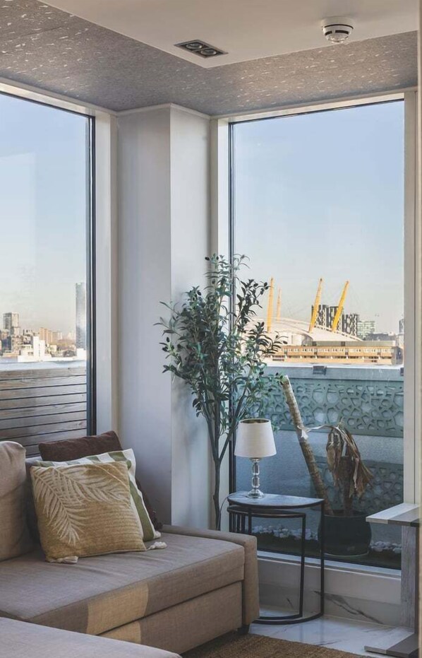 Apartment | Living room - Canary Wharf Retreat With Free Secure Parking (London)