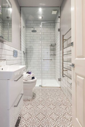 Basic-Haus | Badezimmer | Haartrockner, Handtücher, Seife, Shampoo