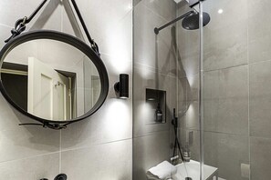 Eenvoudig appartement | Badkamer | Een douche, een haardroger, handdoeken