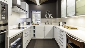 Apartamento básico | Cozinha privada | Geladeira, micro-ondas, fogão, cooktop