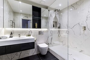 Basic Apartment | Bathroom | Shower, hair dryer, towels - Charming Home in St Katharine Docks (London)