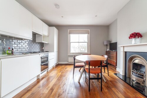 Modern 2-bed Flat in Shepherds Bush - Comfort & Style!