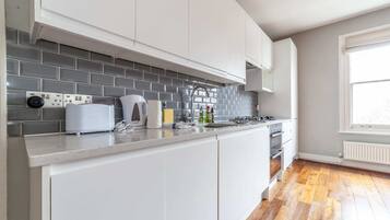 Basic Apartment | Private kitchen | Fridge, oven, stovetop, dishwasher