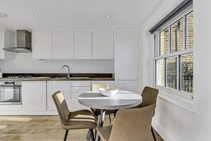 Basic Apartment | Private kitchen - Chic Chiswick Apartment (London)