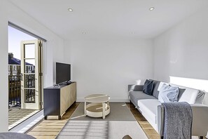 Basic Apartment | Living area | TV - Chic Chiswick Apartment (London)