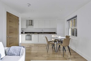 Basic Apartment | Private kitchen | Fridge, oven, stovetop, dishwasher - Chic Chiswick Apartment (London)