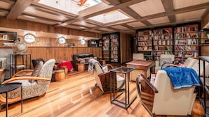 Basic House | Interior - Luxury Canary Wharf House Boat Room 6 (London)