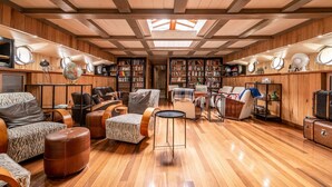 Basic House | Interior - Luxury Canary Wharf House Boat Room 6 (London)