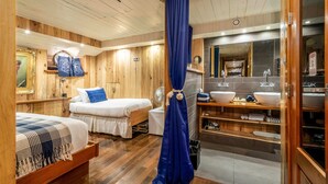 Basic House - Luxury Canary Wharf House Boat Room 6 (London)