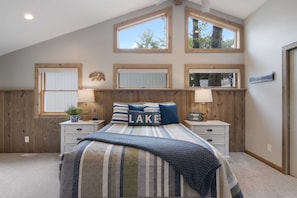 4 bedrooms, desk, iron/ironing board, travel cot - Torch Lake cabin, 4BR, Sleeps 10, Firepit, A/C (Rapid City)