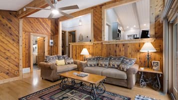 Tv, pejs, dvd-afspiller, bøger