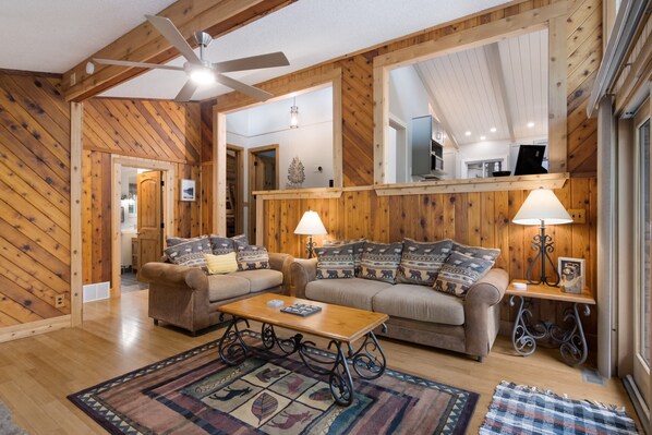 TV, fireplace, DVD player, books - Winter Torch Lake Cabin|4BR|Ski, Ice Fish, Explore (Rapid City)