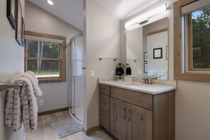 Shower, hair dryer, towels - Winter Torch Lake Cabin|4BR|Ski, Ice Fish, Explore (Rapid City)