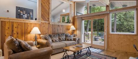 تلفزيون، مدفأة، مشغل دي في دي، كُتُب