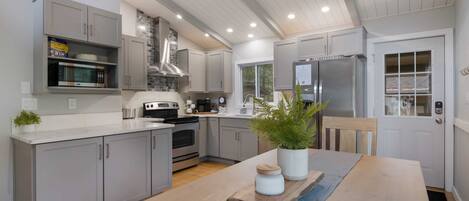 Jääkaappi, mikroaaltouuni, uuni, liesi