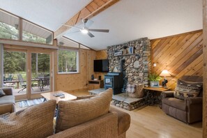 TV, fireplace, DVD player, books - Winter Torch Lake Cabin|4BR|Ski, Ice Fish, Explore (Rapid City)