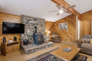 TV, fireplace, DVD player, stereo - Torch Lake cabin, 4BR, Sleeps 10, Firepit, A/C (Rapid City)