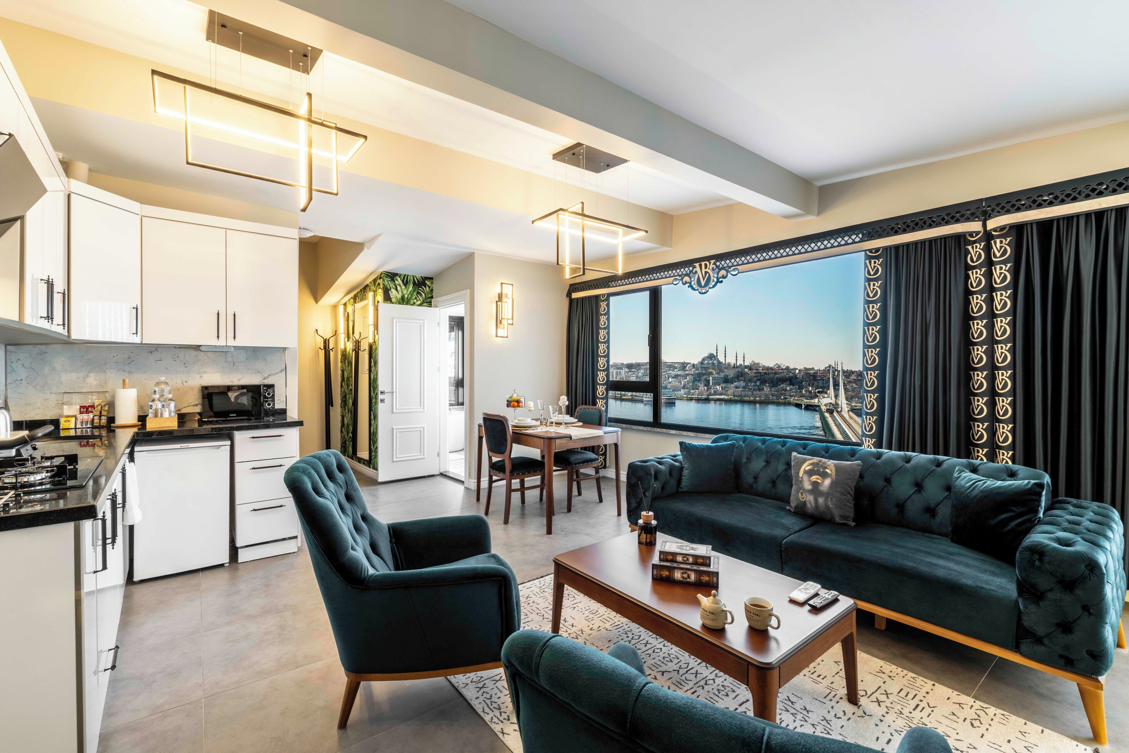 Luxury-Apartment, Meerblick | Wohnbereich | 106-cm-Smart-TV mit Digitalempfang, Netflix, Hulu