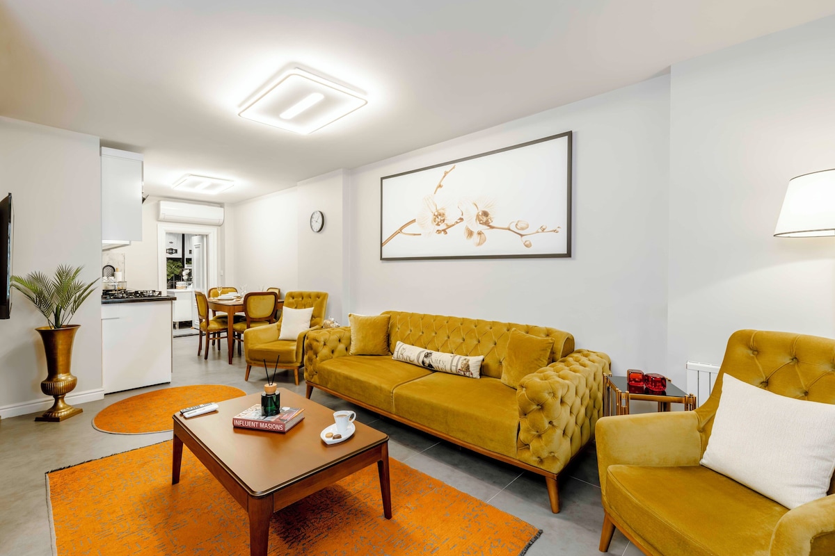 Ein Wohnzimmer mit Sofa, Couchtisch und einem Essbereich mit Stühlen.