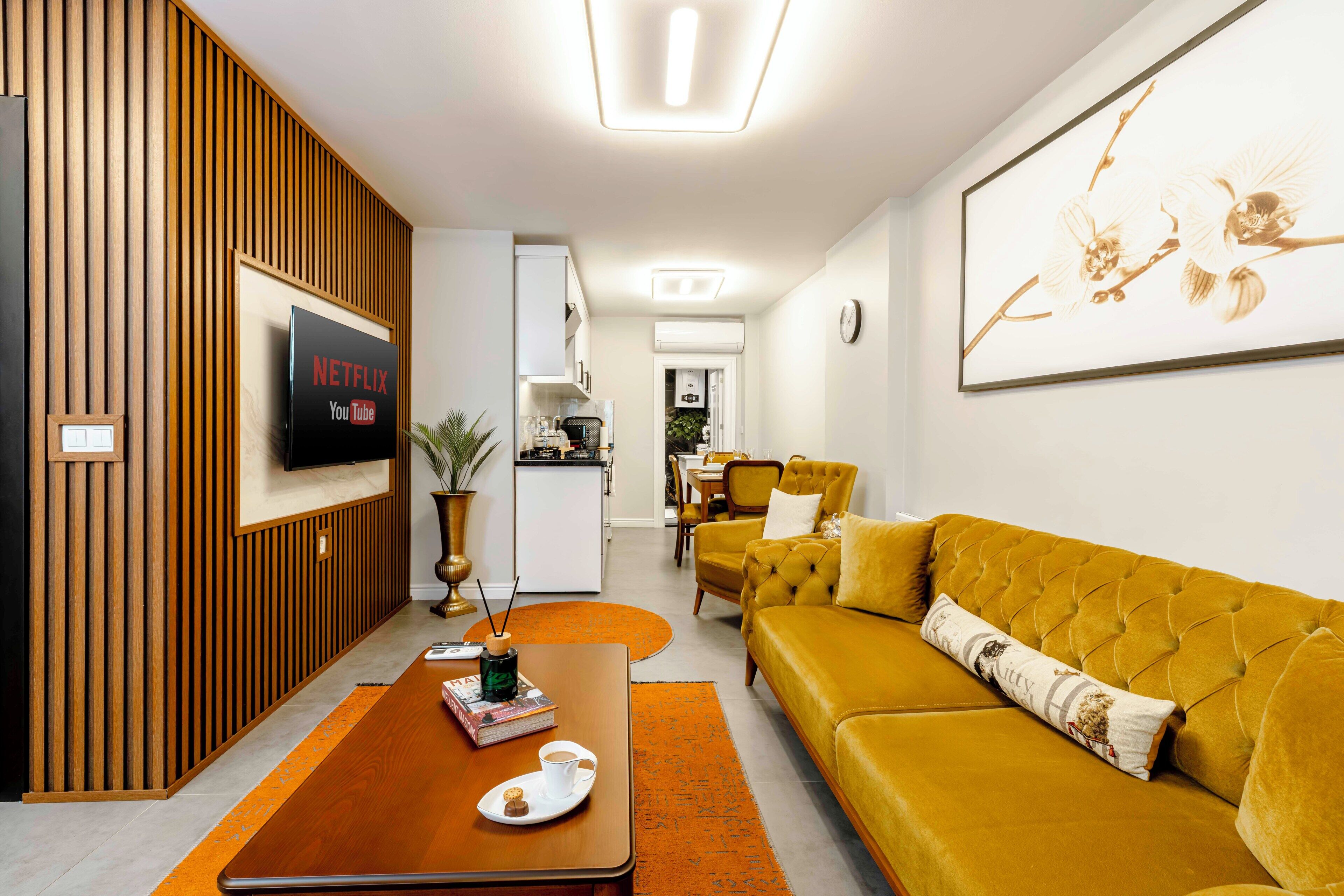 Standard-Apartment, Stadtblick | Wohnbereich | 106-cm-Smart-TV mit Digitalempfang, Netflix, Hulu
