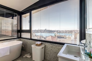 Luxury-Apartment, Meerblick | Badezimmer | Regendusche, Haartrockner, Bademäntel, Hausschuhe