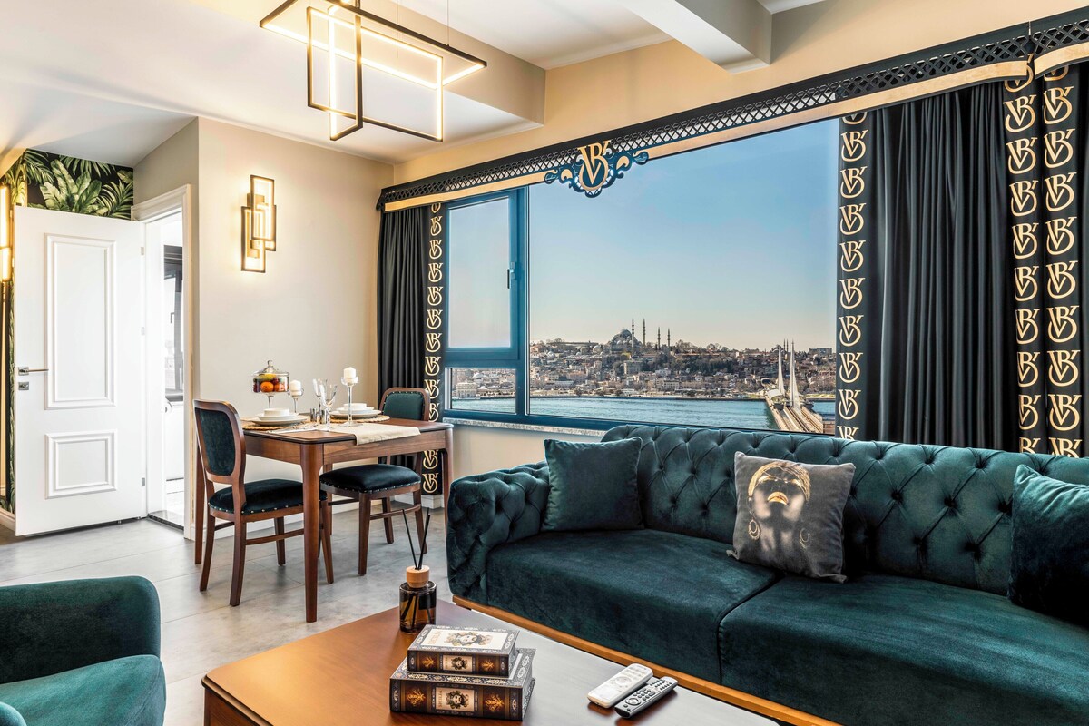 Ein modernes Wohnzimmer mit Blick auf die Stadtlandschaft, ein Essbereich mit gedecktem Tisch und ein großes Fenster mit dekorativen Vorhängen.