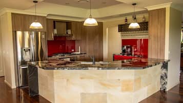 Jääkaappi, mikroaaltouuni, uuni, liesi