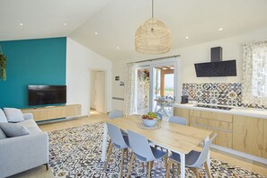 Vila exclusiva | Cozinha privada | Geladeira grande, micro-ondas, fogão, cooktop