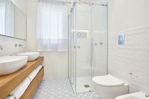 Exclusive-Villa | Badezimmer | Dusche, Haartrockner, Bidet, Handtücher