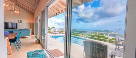 Smart TV, libros, biblioteca musical y estéreo