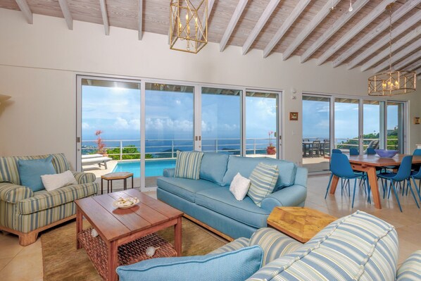 Smart-TV, Bücher, Musikbibliothek, Stereoanlage