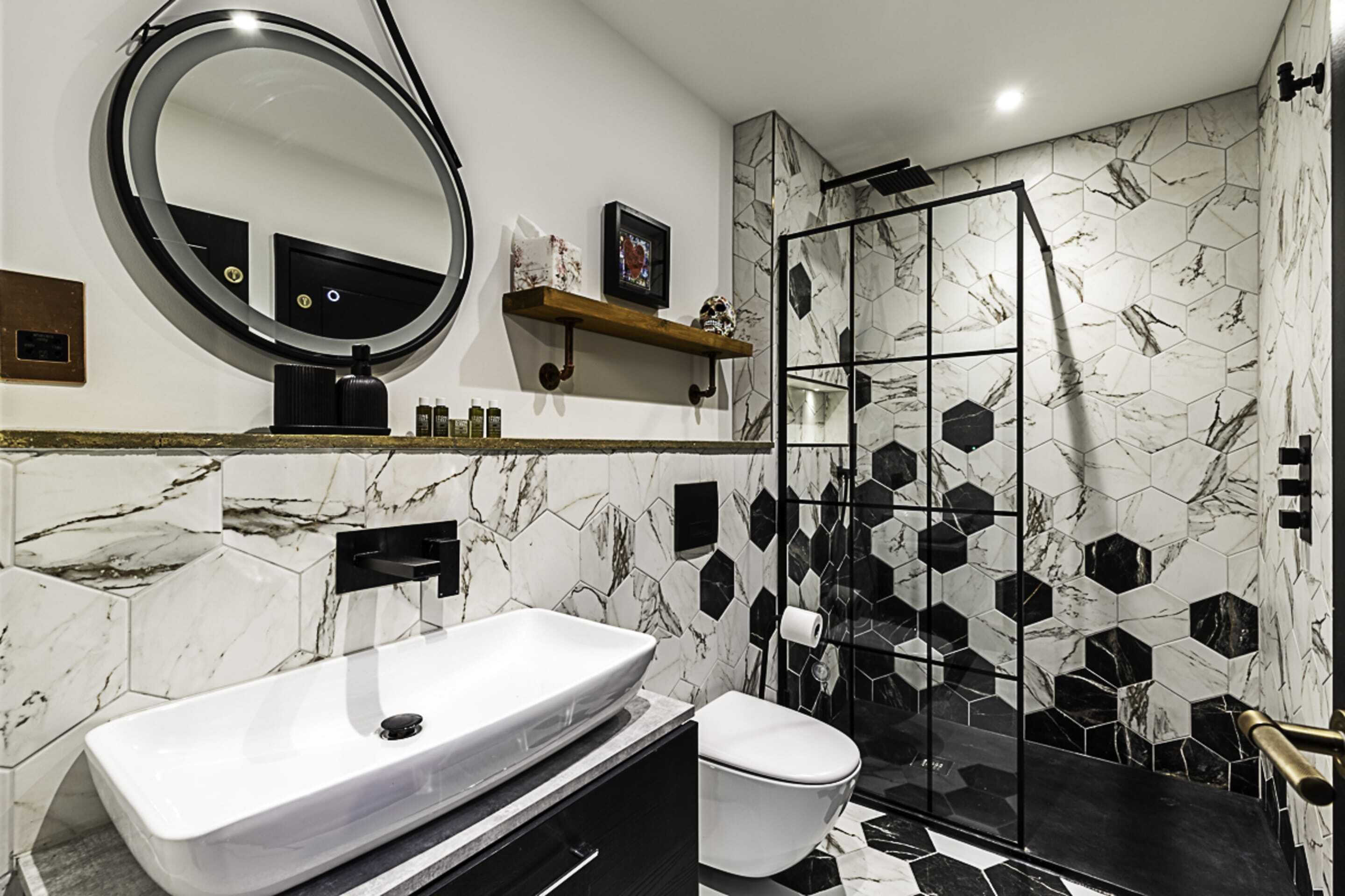 Basic House | Bathroom | Bathtub, hair dryer, towels, soap