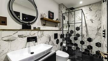 Basic House | Bathroom | Bathtub, hair dryer, towels, soap