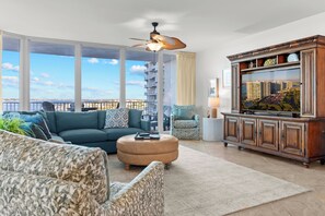 Smart-tv, een tafeltennistafel en een stereo