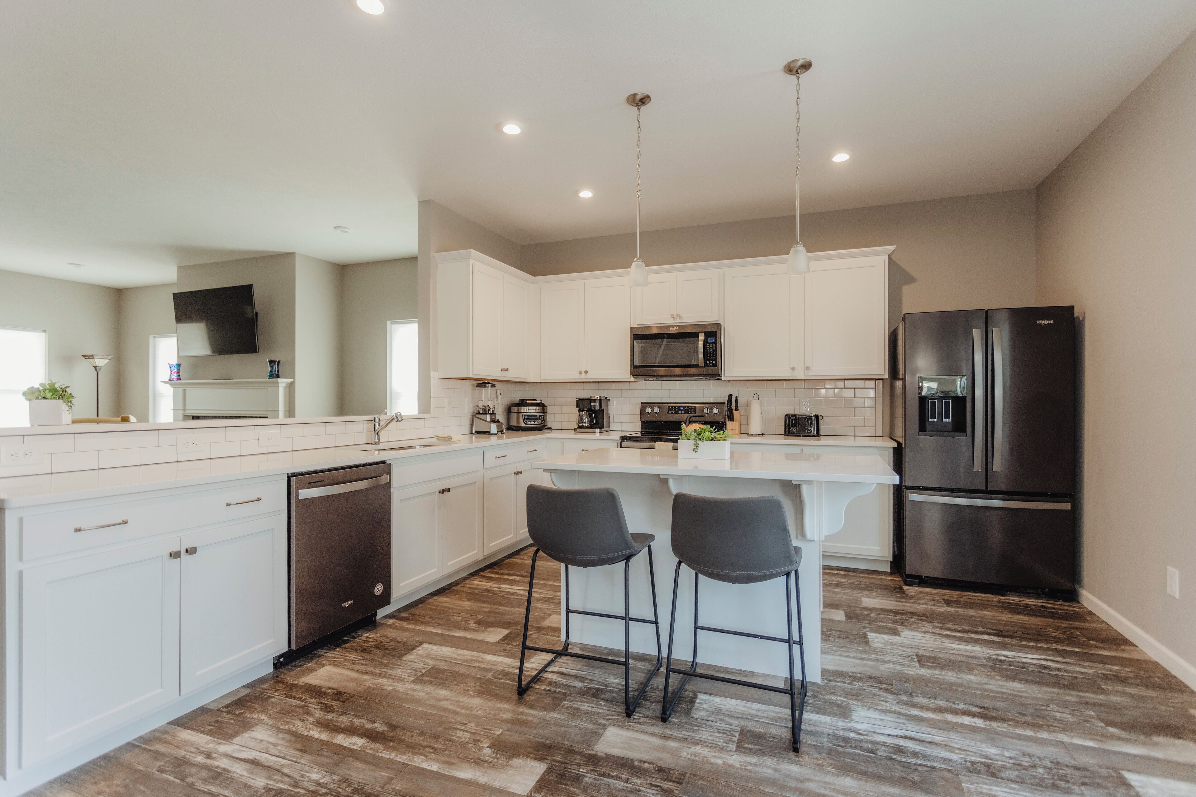 Réfrigérateur, four à micro-ondes, un four, surface de cuisson