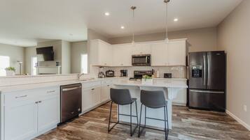 Réfrigérateur, four à micro-ondes, un four, surface de cuisson