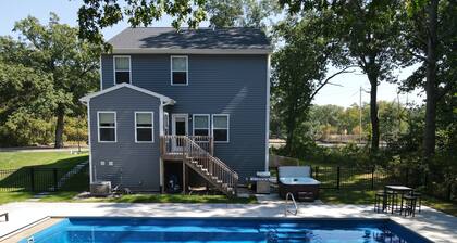 Heated Private Pool, Spacious, Hot Tub All Year