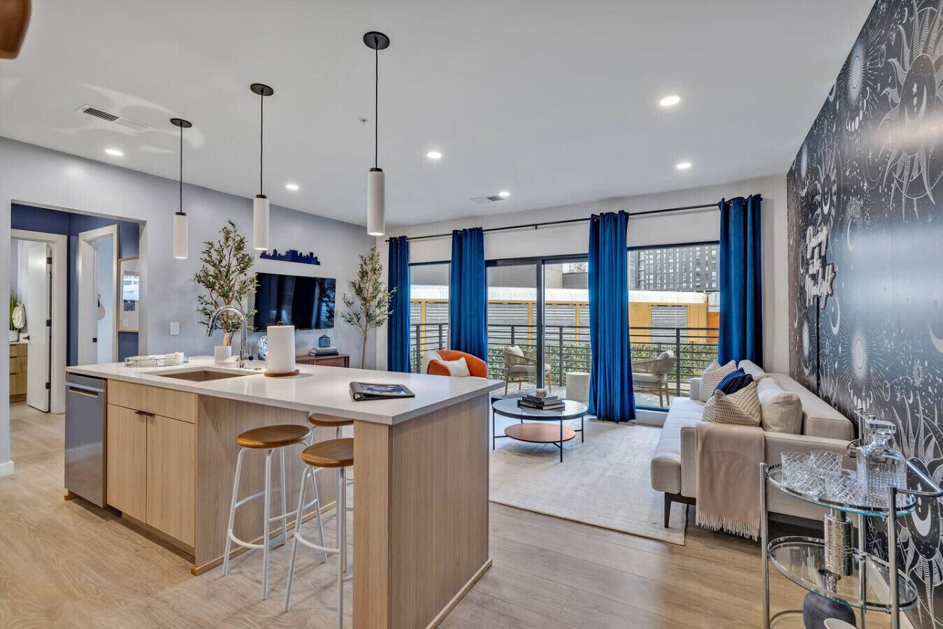 Fernseher, Tischtennisplatte, Bücher