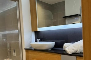 Combined shower/tub, deep soaking tub, towels